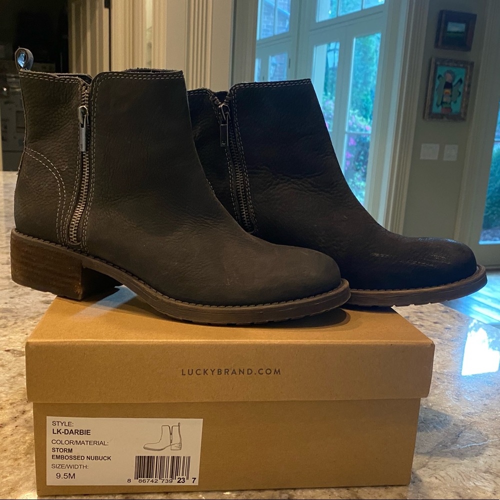 Lucky brand Darbie color storm size 9.5M